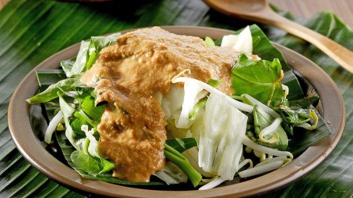 Lotek merupakan kuliner tradisional yang memadukan aneka sayuran rebus dengan saus kacang yang khas.