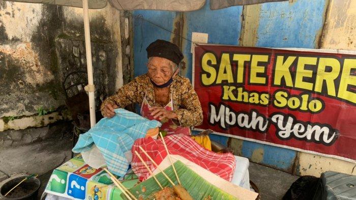 Sate Kere Mbah Yem menjadi populer karena memiliki cita rasa unik dan autentik dan harganya yang terjangkau.