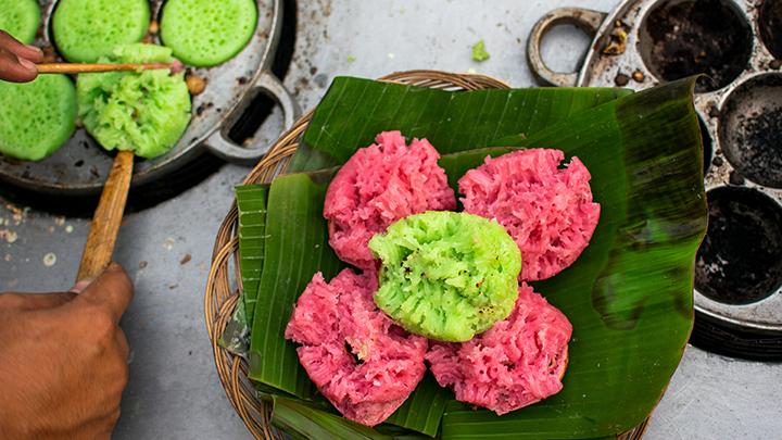 Corobikang menjadi kuliner khas yang populer dengan bentuk menyerupai bunga mekar dengan warna-warni.