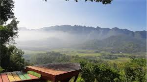 Punthuk Setumbu spot terbaik nikmati sunrise.