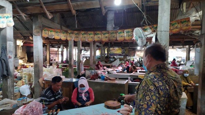 Pasar Palur merupakan pasar tradisional terbesar di Kabupaten Karanganyar.