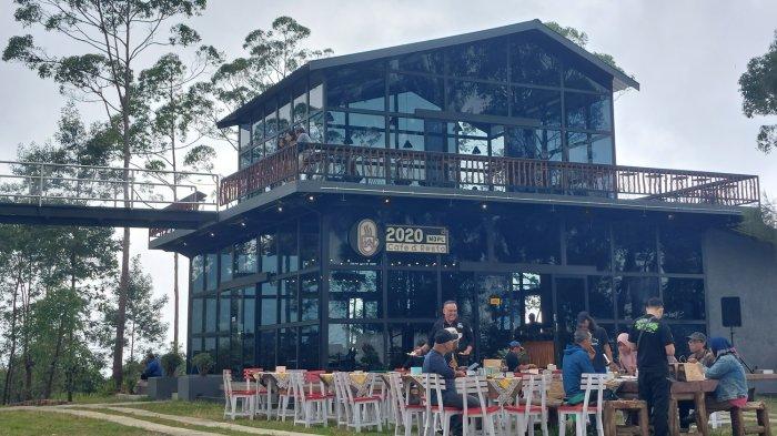 Highest Cafe adalah tempat makan dan nongkrong yang memiliki pemandangan yang menakjubkan