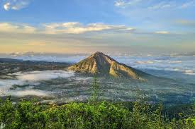 Wisata Gunung Andong Samudera memiliki awan sksotis.