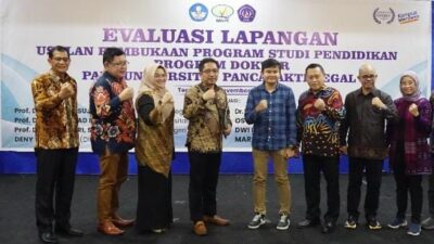 Dr Fajar Ari Sudewa SH MH (paling kiri) selaku Direktur Program Pascasarjan UPS bersama Rektor UPS Tegal, Dr T
