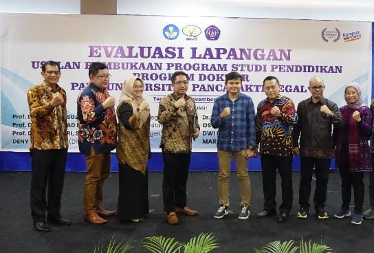 Dr Fajar Ari Sudewa SH MH (paling kiri) selaku Direktur Program Pascasarjan UPS bersama Rektor UPS Tegal, Dr T