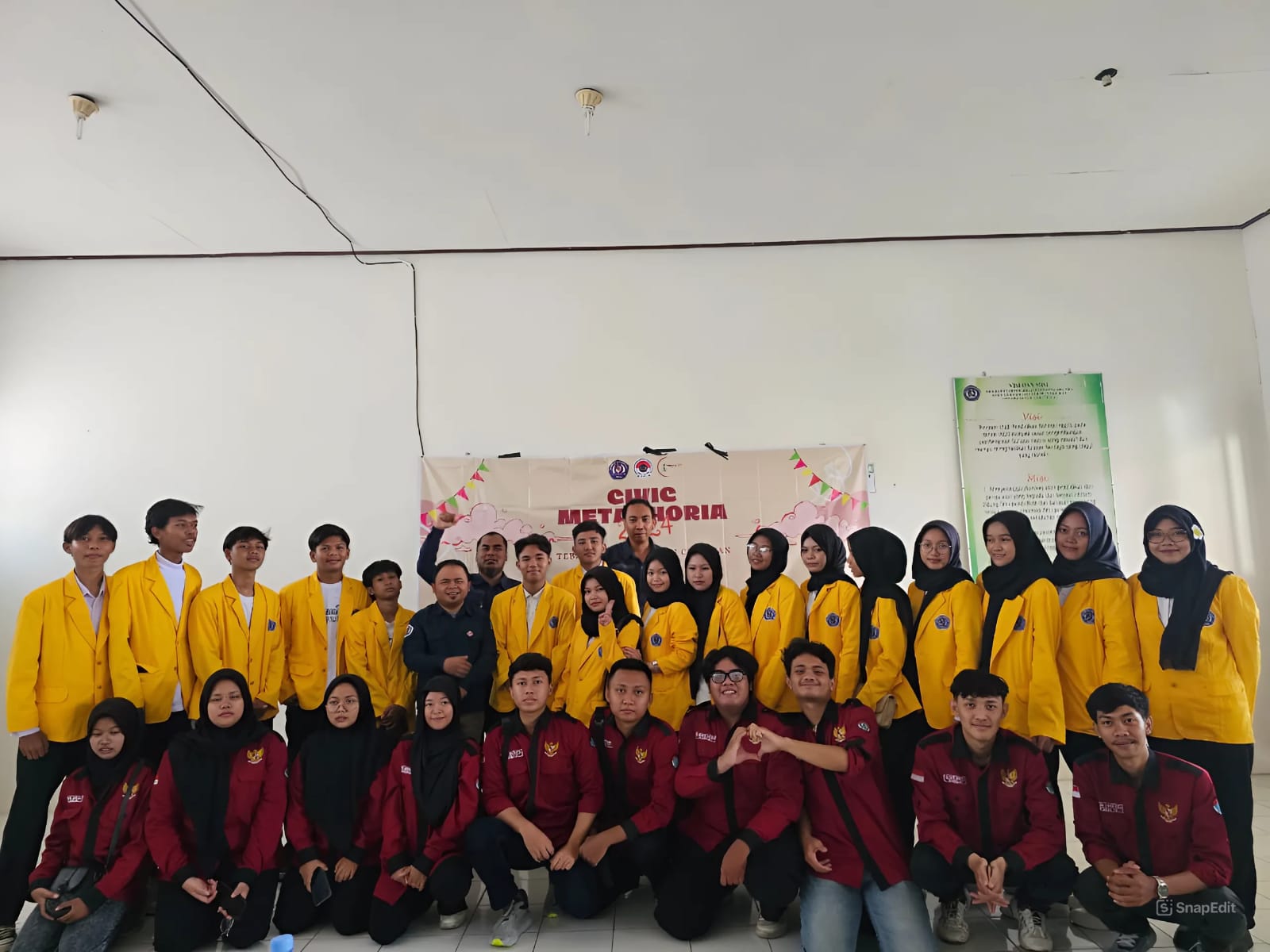 Mahasiswa HMPS PPKN FKIP UPS peserta latihan dasar organisasi dan bakti sosial dan Narasumber