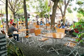 Heika Kopi Karanganyar adalah tempat nongkrong yang memiliki konsep modern dengan area indoor maupun outdoor.