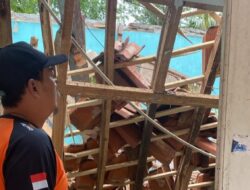 Diterjang Angin Kencang, Dua Ruang Kelas SDN Cikuning 03 Ambruk, Siswa Belajar di Ruang Darurat