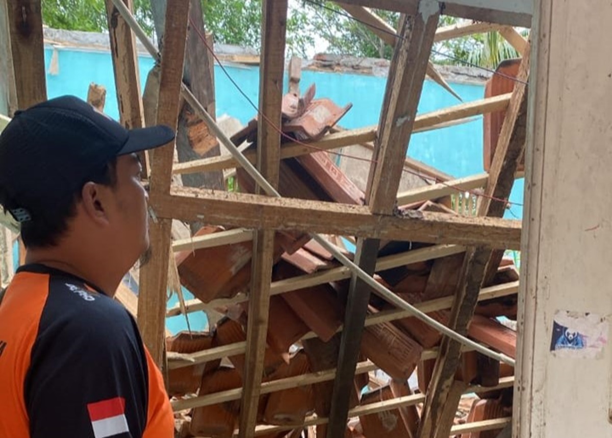 AMBRUK - Bangunan kelas SDN Cikuning 03 Desa Terlaya Kecamatan Bantarkawung ambruk menyusul hujan eras dan ang