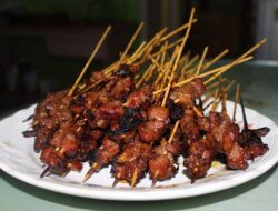 Sate Babi Koh Gun, Kuliner Ikonik Yang Direkomendasikan Para Food Blogger