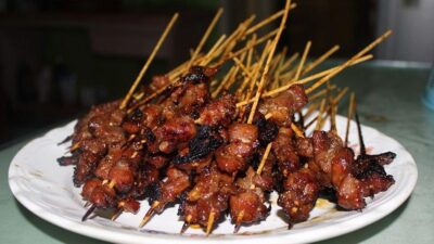 Sate Babi Koh Gun memiliki cita rasa yang otentik dan kualitas yang selalu dipertahankan.