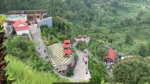 Inilah keindahan alam Goa Resi Wonogiri yang berlatar Gunung Lawu.