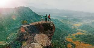 Pengunjung Wisata Gunung Besek menikmati keindahan perbukitan.