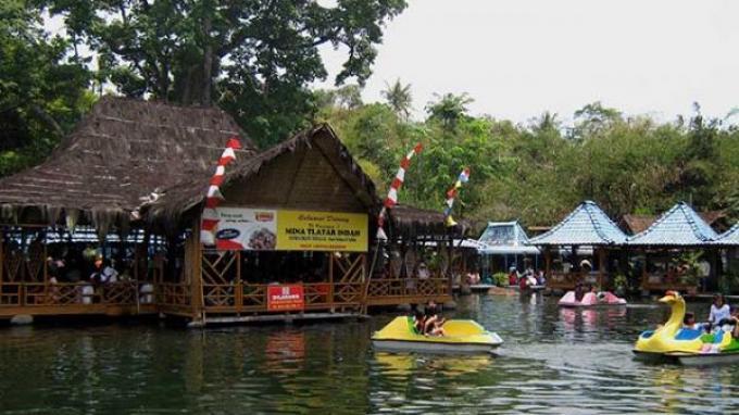Umbul Tlatar merupakan wisata alam yang terkenal dengan kolam yang berasal dari pegunungan di Boyolali.