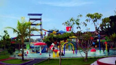 Waterpark Galuh Tirtonirmolo menjadi wisata andalan bagi keluarga maupun teman-teman.