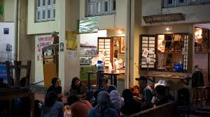 Titilaras Kedai Kopi & Teh Solo menjadi tempat healing untuk menikmati minuman khas nusantara.