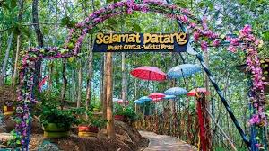 Bukit Cinta Watu Prahu mempunyai spot romantis .