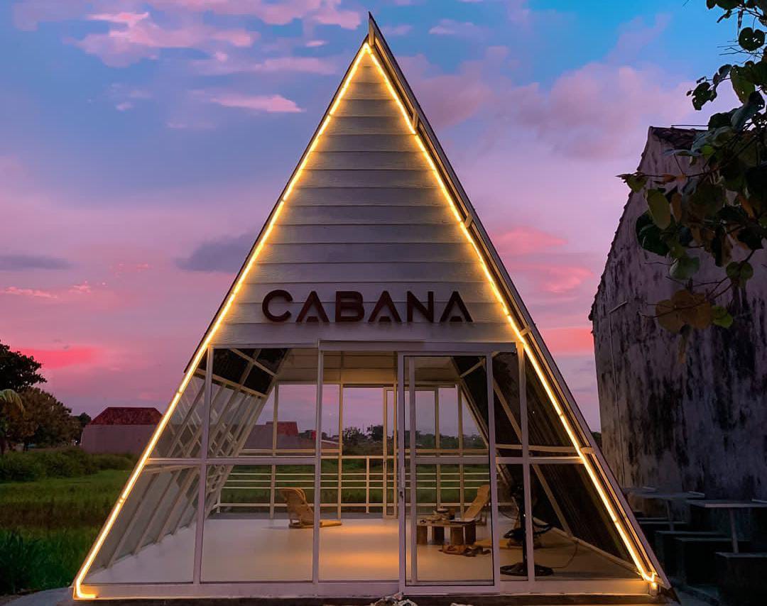 Hidden Cabana merupakan wisata unik yang terletak di area pedesaan dengan konsep glamping.