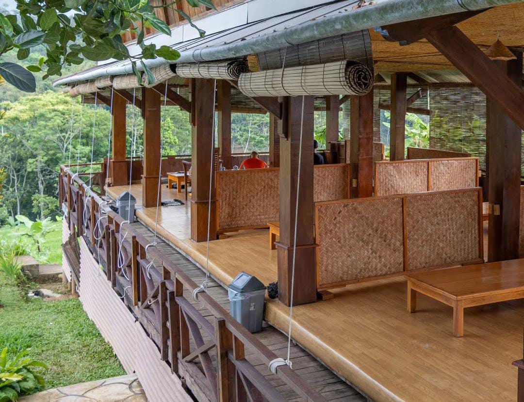 Resto Sawah merupakan resto di kaki gunung lawu yang populer dengan konsep bersantap di tengah sawah