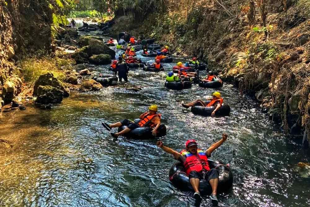 River Tubing Cokro menjadi destinasi wisata air yang menawarkan pengalaman menyusuri aliran sungai alami.