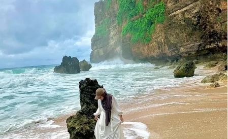 Pantai Karang Payung merupakan pantai yang jarang di jamah orang namun mulai dikenal.