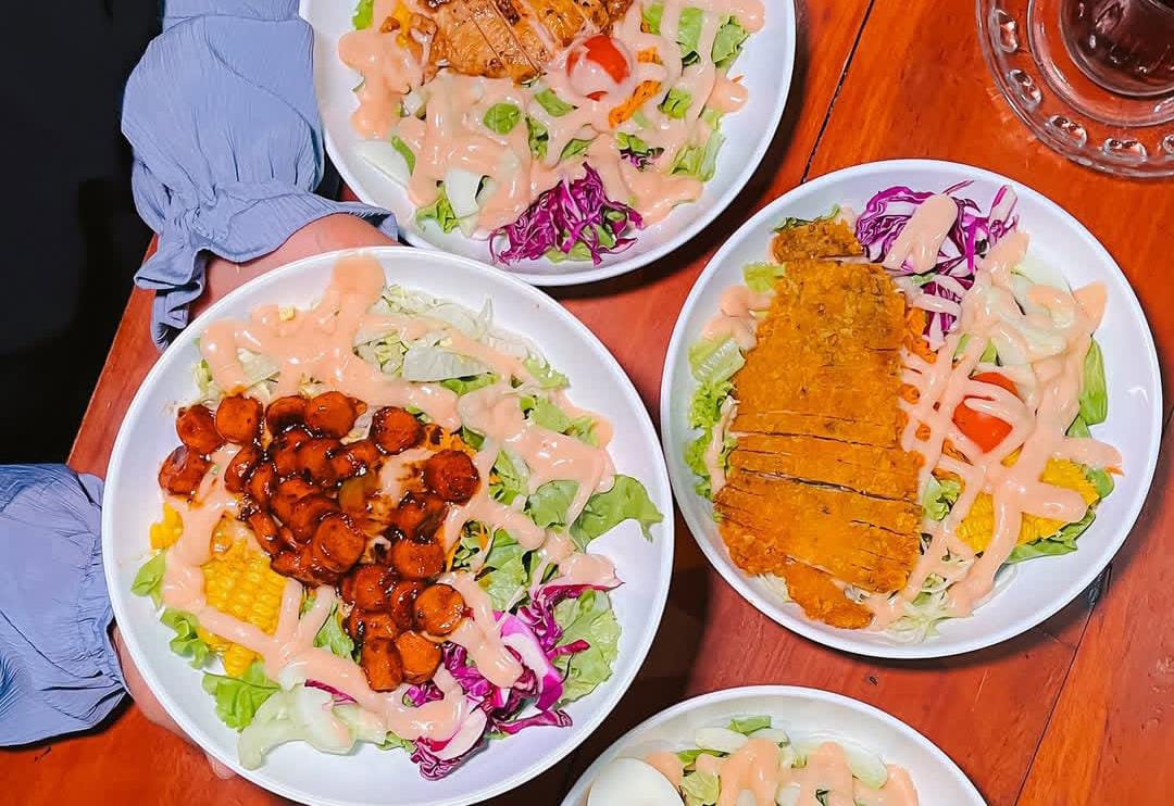 Sebelas Rasa Resto merupakan tempat makan salad yang direkomendasikan oleh warga lokal.