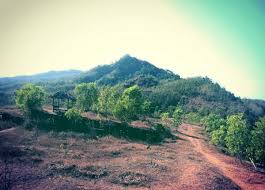 Bukit Jonambang Wonogiri mendaki terjal dan menantang.