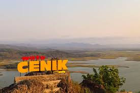 Watu Cenik Menikmati Wonogiri dari ketinggian.