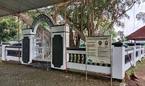 Terpisahnya Yogya dan Surakarta menjadi situs perjanjian giyanti.