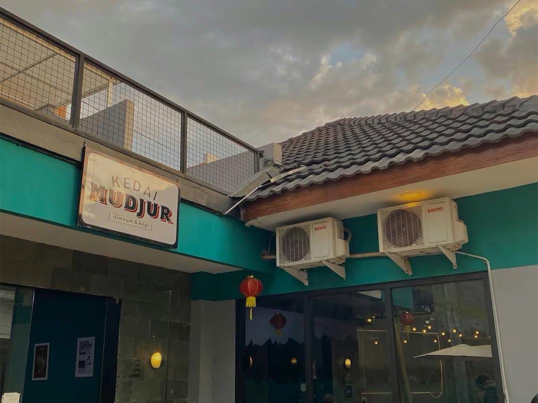 Kedai Mudjur merupakan tempat makan yang mewarkan hidangan khas jawa dengan lokasi yang strategis.