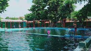 Wisata Pemandian Jolotundo merupakan mata air hits yang jadi tempat untuk terapi.