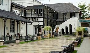 Wisata Gedung Djoeang 45 merupakan warisan arsitektur Belanda.