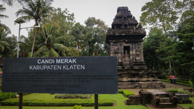 Candi Merak menjadi pilihan wisata yang memberikan edukasi mengenai sejarah budaya candi.