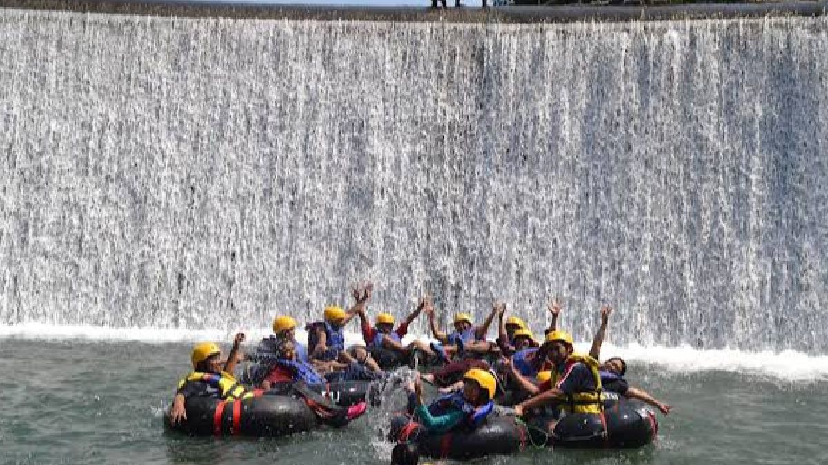 Watu Kapu merupakan pilihan destinasi yang menawarkan keindahan dengan formasi batuan yang besar.