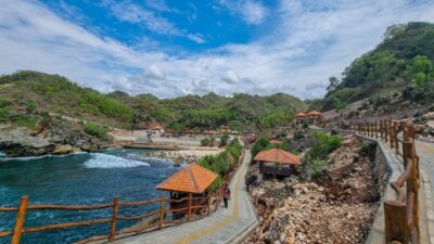 Pantai Klotok merupakan wisata pantai di Wonogiri dengan suasana yang tenang dan alami.