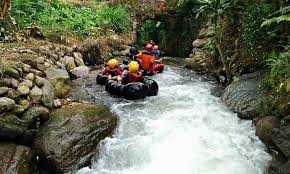 Wahana River Tubing menawarkan pengalaman wisata terbaik.