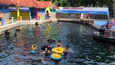 Menyelusuri Kolam di Umbul Sungsang Boyolali dengan Air Sebersih Kaca