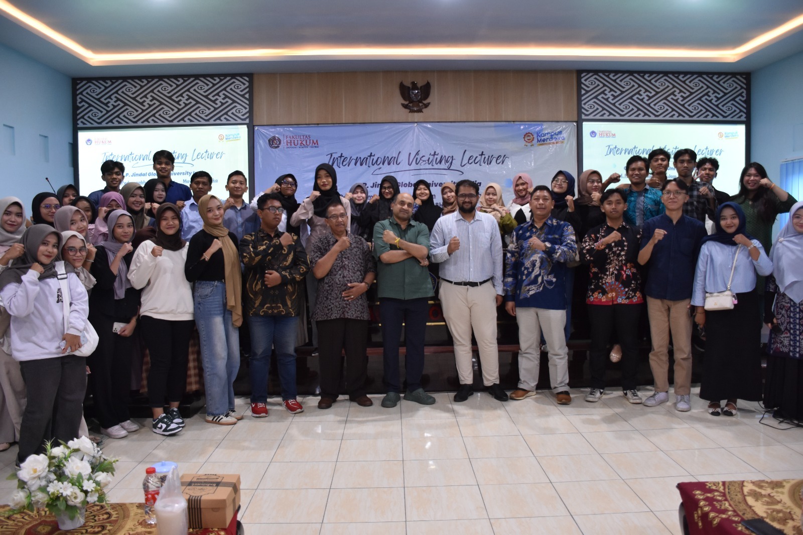 Prof Padmanabha Ramanujam dan Dekan FH UPS Kus Rizkiyanto SH MH (Batik biru) dalam acara International Visi