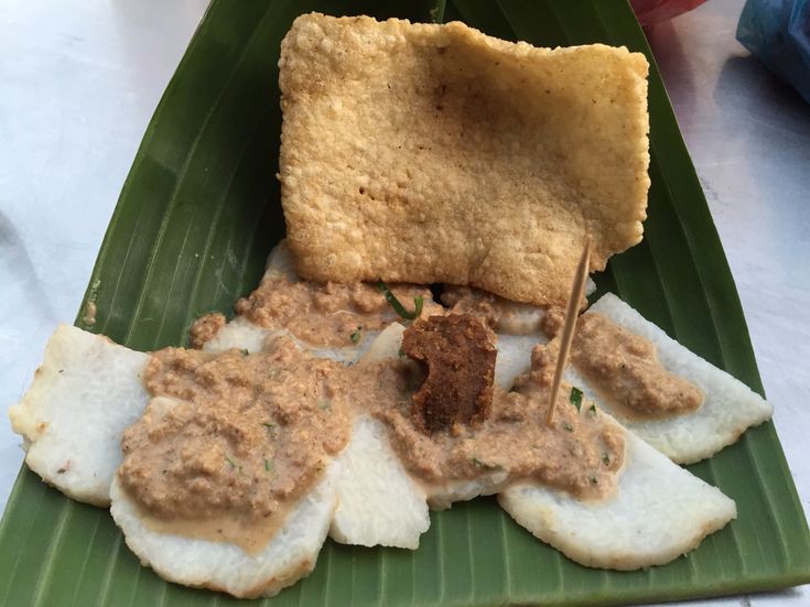 Cabuk rambak merupakan makanan khas Solo.