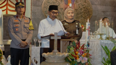 Wabup Sragen H Suroto bersama Sekda saat berkunjung ke Gereja.