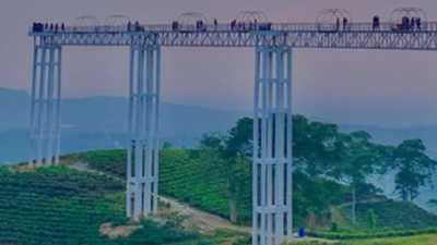Jembatan kaca kemuning Sky Hills di destinasi wisata Solo