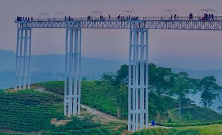 Jembatan kaca kemuning Sky Hills di destinasi wisata Solo