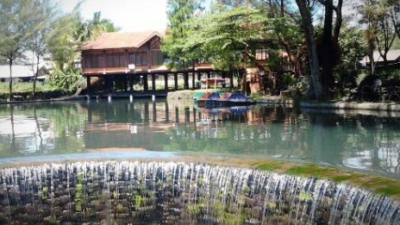 Taman wisata air Tlatar di Solo