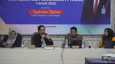 Rektor UPS Tegal Dr Taufiqulloh MHUm di dampingi Dr Dien Noviany Rahmatika SE MM Ak CA selaku Wakil Rektor bi