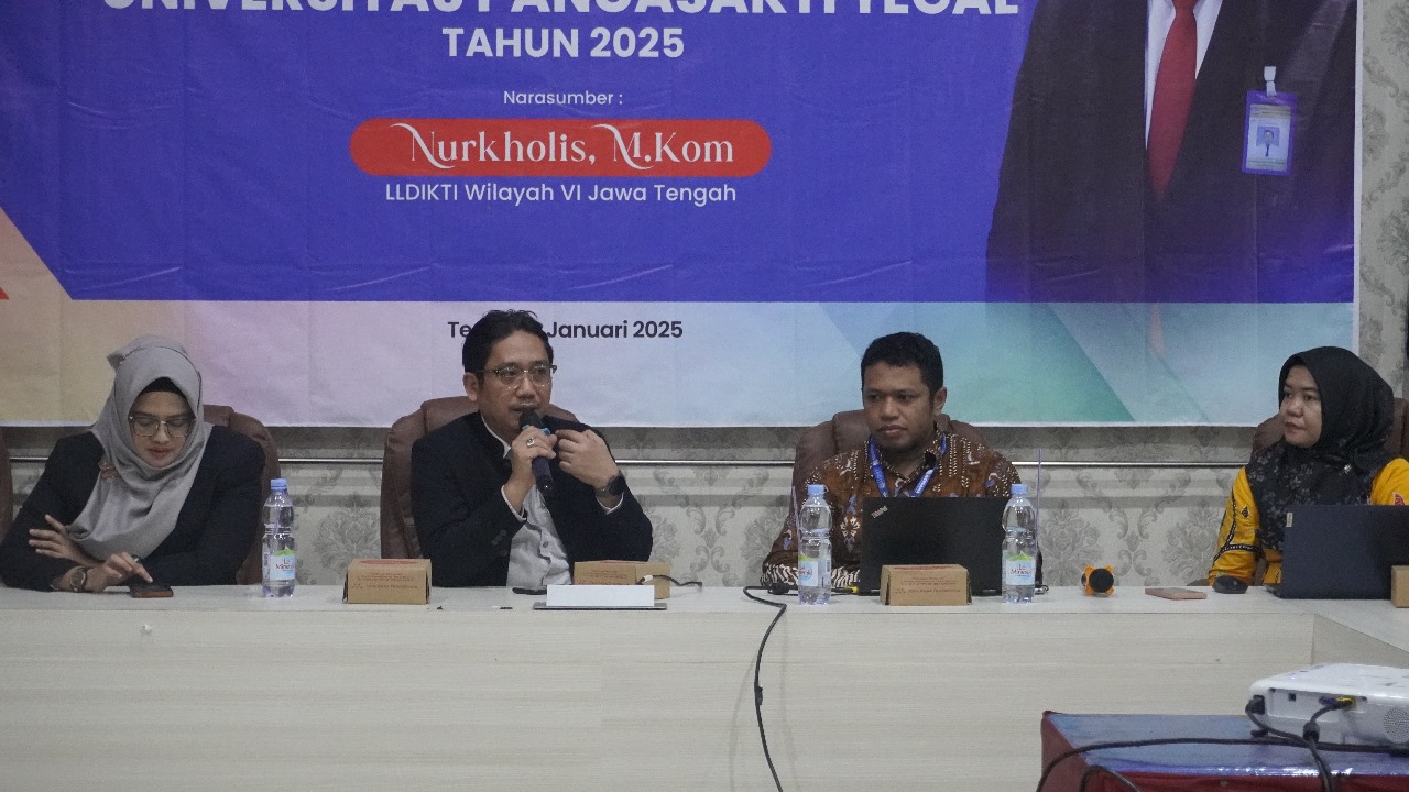 Rektor UPS Tegal Dr Taufiqulloh MHUm di dampingi Dr Dien Noviany Rahmatika SE MM Ak CA selaku Wakil Rektor bi