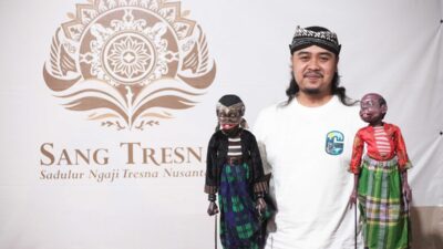 BERSAMA LUPIT SLENTENG - Ki Haryo Susilo bersama wayang golek Lupit dan Slenteng buatan tangan Ki Enthus Susmo