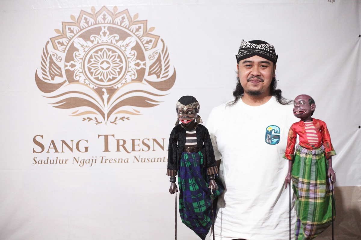 BERSAMA LUPIT SLENTENG - Ki Haryo Susilo bersama wayang golek Lupit dan Slenteng buatan tangan Ki Enthus Susmo