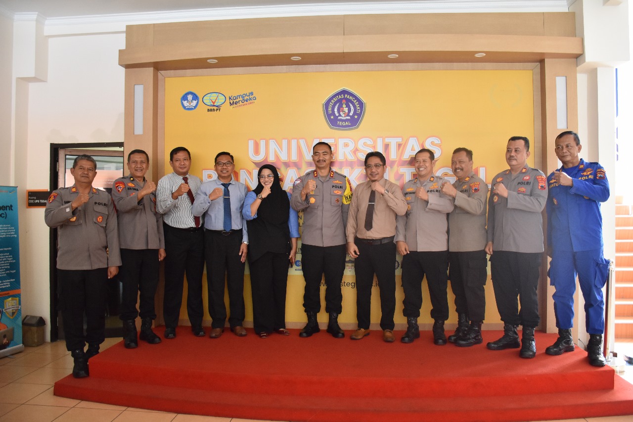 Dr Taufiqulloh MHum Rektor UPS melakukan salam komando bersama kapolres Tegal kota AKBP I Putu Bagus Krisna Pu