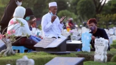 Tradisi Nyekar makam Jum`at Legi di Lumajang masih diberlakukan hingga kini