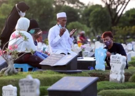 Tradisi Nyekar makam Jum`at Legi di Lumajang masih diberlakukan hingga kini